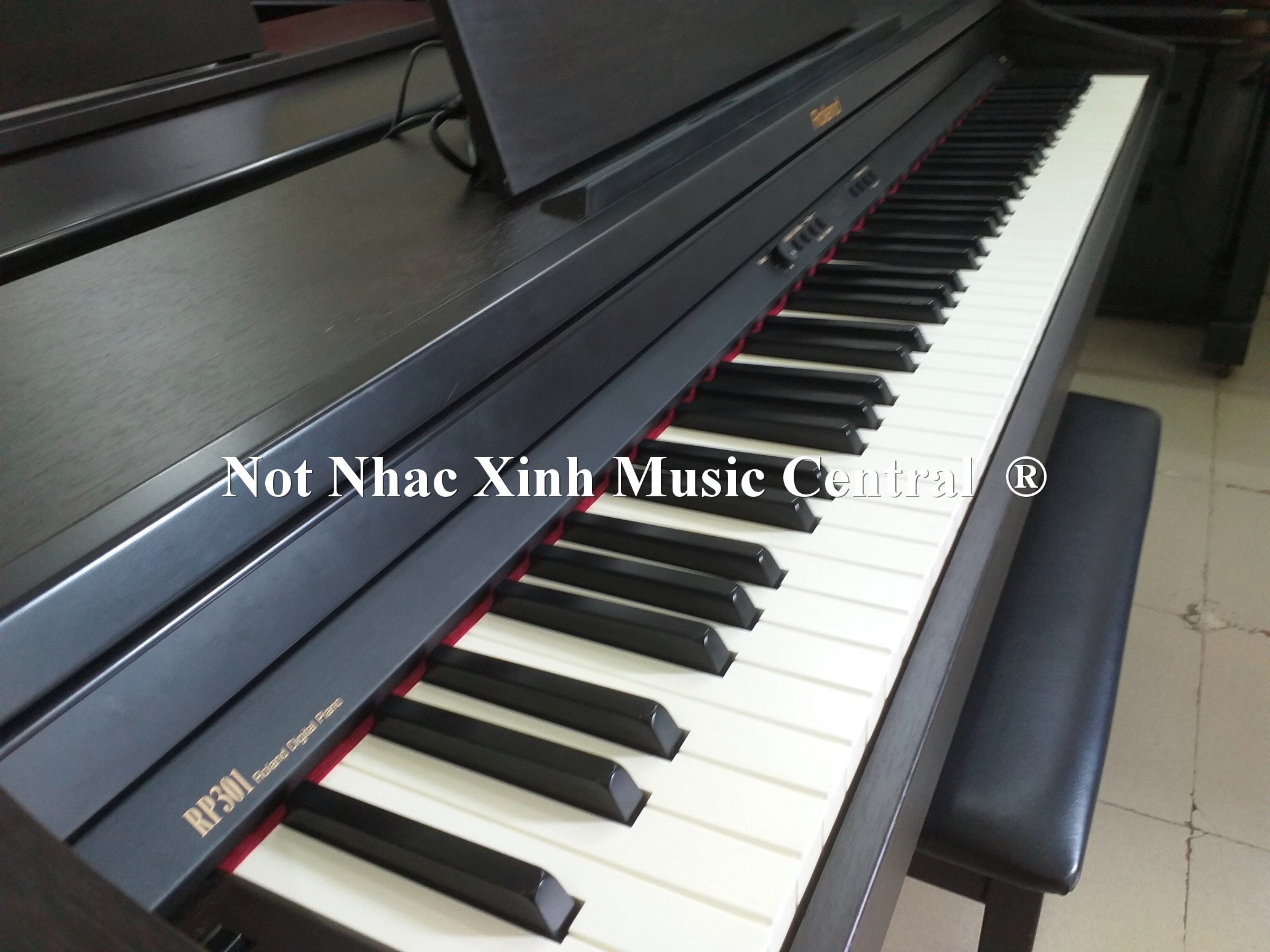 Đàn piano điện tử Roland RP-301